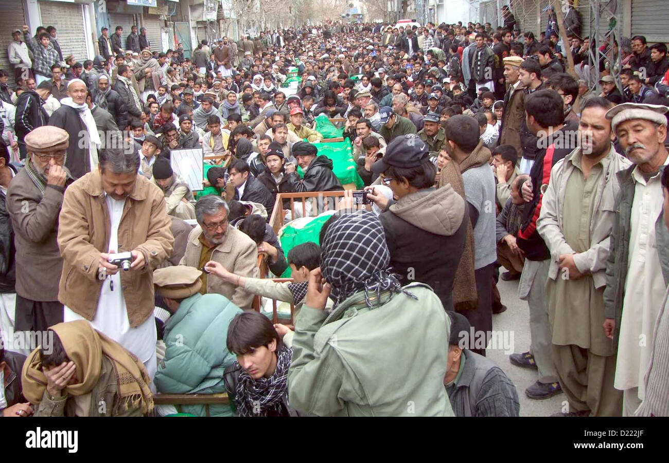 Musulmani sciiti si riuniscono per offrire la preghiera funebre di Bomba Blast vittime a Qandhari Imambargah Alamdar Road a Quetta il Venerdì, 11 gennaio 2013. Almeno 81 persone tra cui mediamen, i poliziotti e gli operatori di soccorso sono stati uccisi due schiena a schiena con le bombe ha colpito la città di giovedì sera. Foto Stock