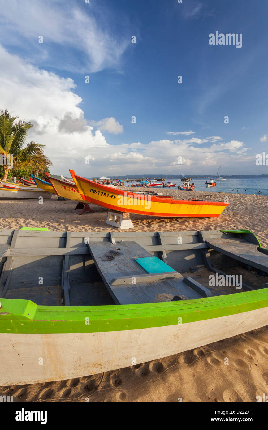 Barche da pesca in caso di Crash barca spiaggia, Puerto Rico Foto Stock