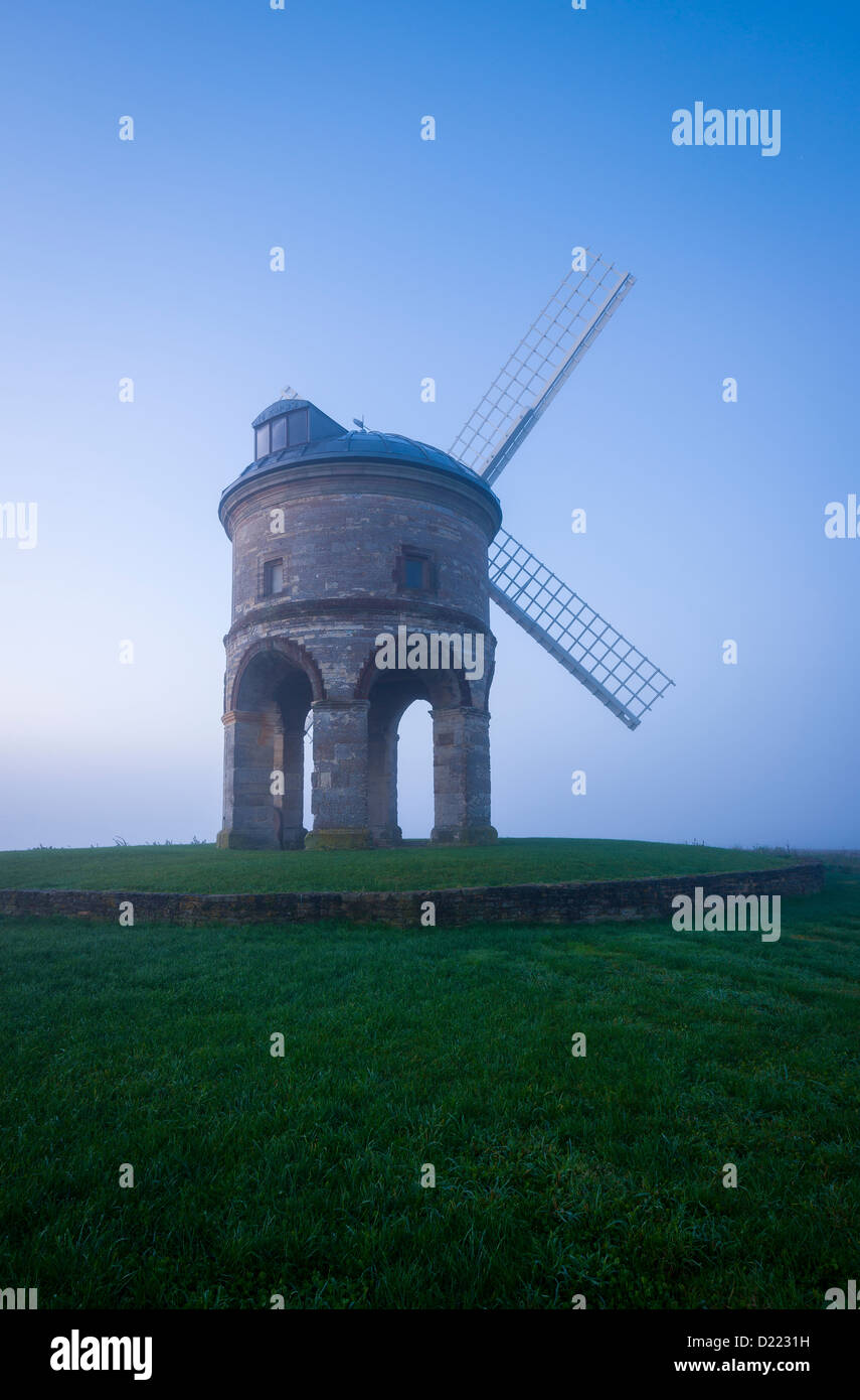 Misty autunno alba, Chesterton windmill, Warwickshire, Regno Unito Foto Stock