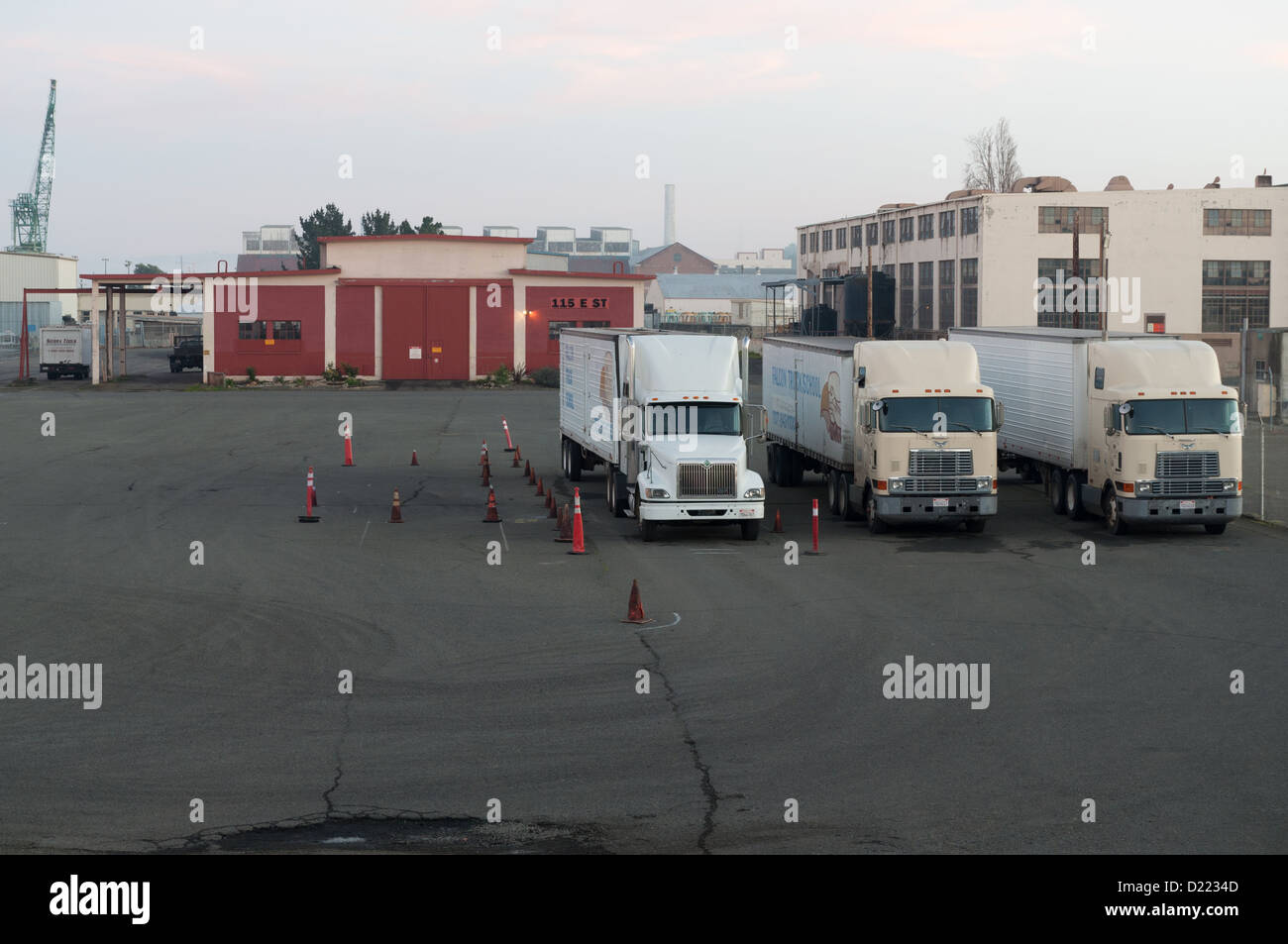 Semiprodotti parcheggiato a mare isola vicino vallejo california Foto Stock
