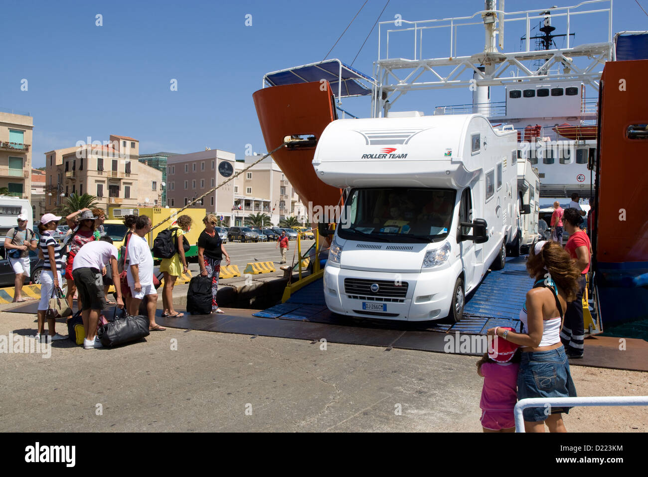 Sardegna - veicoli sbarcati dal traghetto al porto di La Maddalena Foto Stock