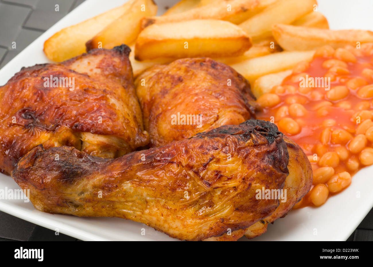 Barbecue pollo con patatine fritte e fagioli al forno Foto Stock