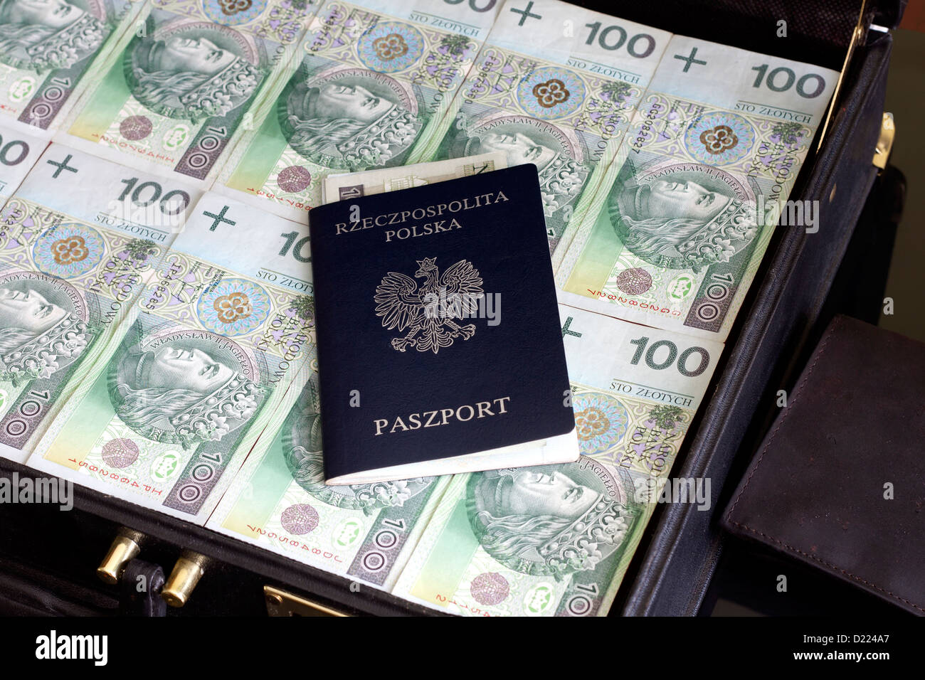 Valigia passaporto e lucidare il denaro della corruzione e concetto di fuga Foto Stock