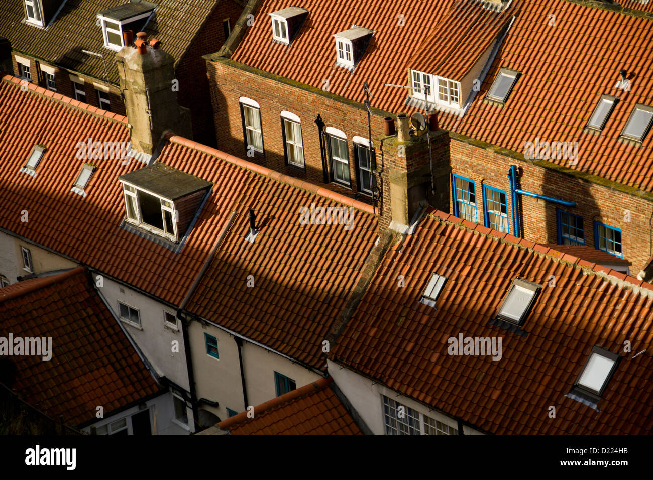 Vista aerea di una fila di rosso cottage con tetto presso la graziosa località di Whitby Foto Stock