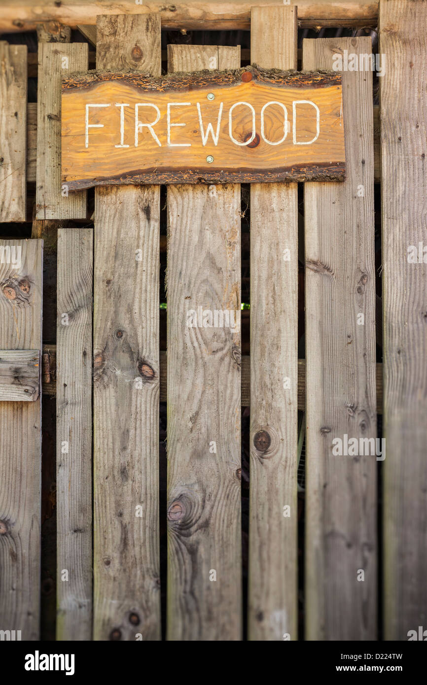 Legna da ardere Segno Sulla tettoia in legno in campeggio, Oregon Foto Stock