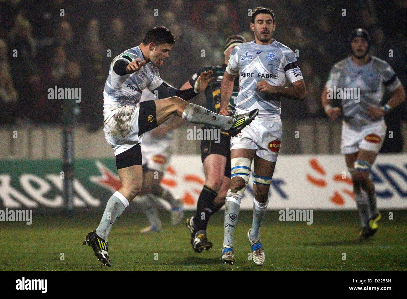 11.01.2013 Northampton, Inghilterra. Rory KOCKOTT di Castres Olympique calci avanti durante la Heineken Cup match tra Northampton santi e Castres Olympique a Franklin's Gardens. Foto Stock