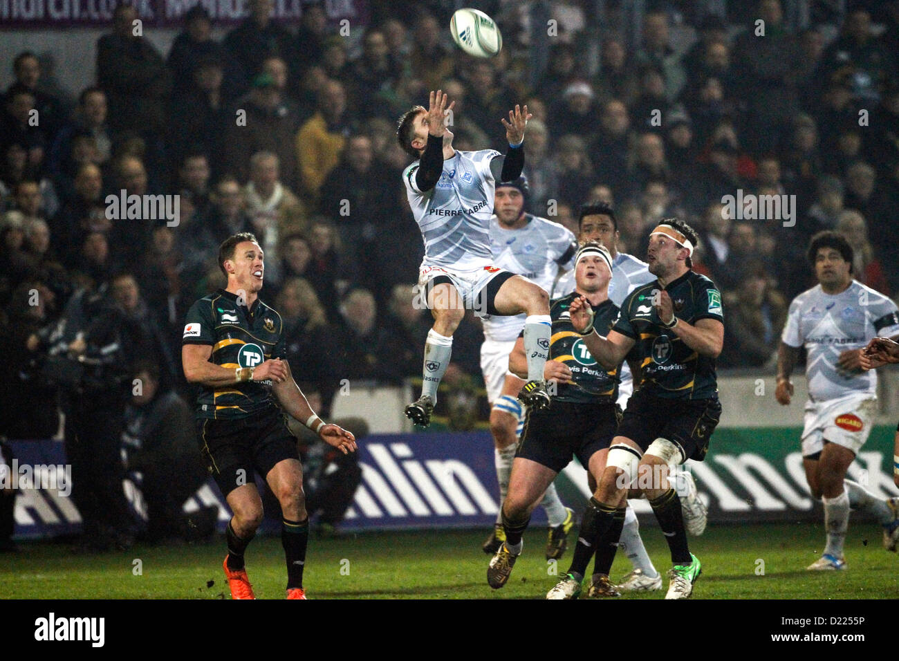 11.01.2013 Northampton, Inghilterra. Rory KOCKOTT di Castres Olympique raccoglie una palla alta durante la Heineken Cup match tra Northampton santi e Castres Olympique a Franklin's Gardens. Foto Stock