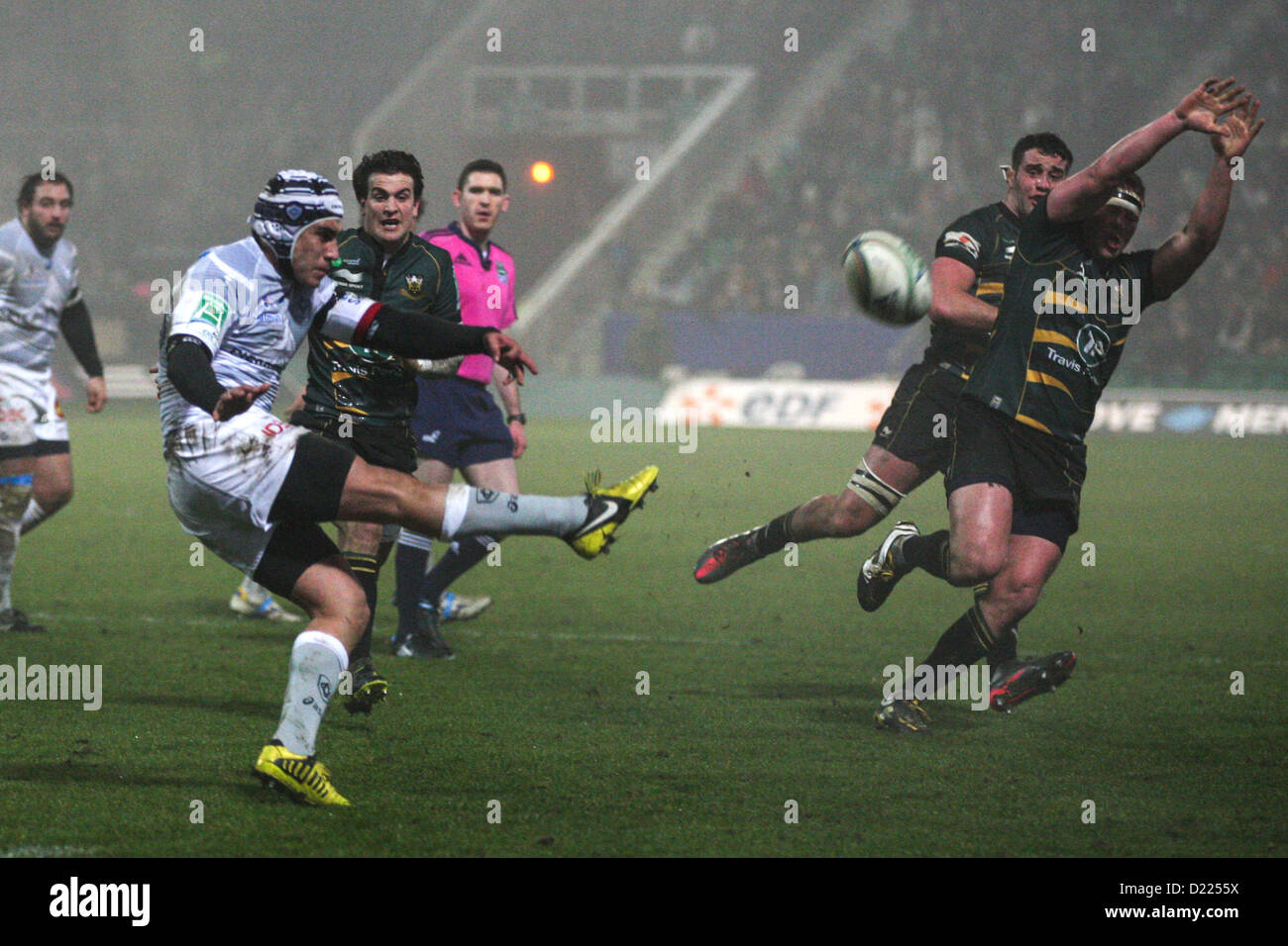11.01.2013 Northampton, Inghilterra. Daniel KIRKPATRICK di Castres Olympique cancella le sue linee durante la Heineken Cup match tra Northampton santi e Castres Olympique a Franklin's Gardens. Foto Stock