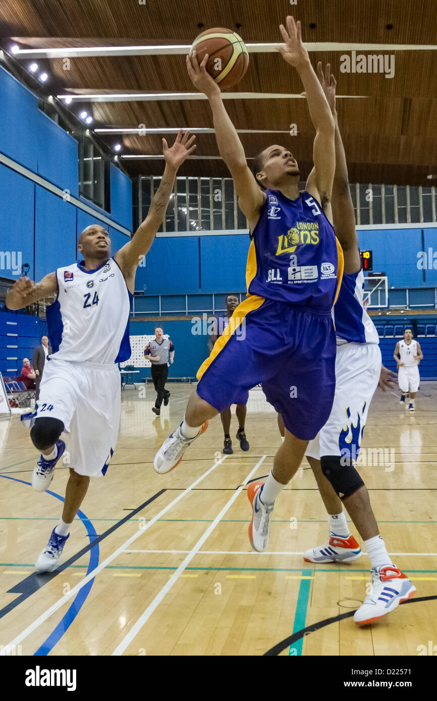 11.01.2013 Londra, Inghilterra. London Lions guardia British Jordan Spencer (5) durante la British Basketball League Campionato di gioco tra Londra Lions e Cheshire Phoenix da Crystal Palace National Sports Center. Foto Stock