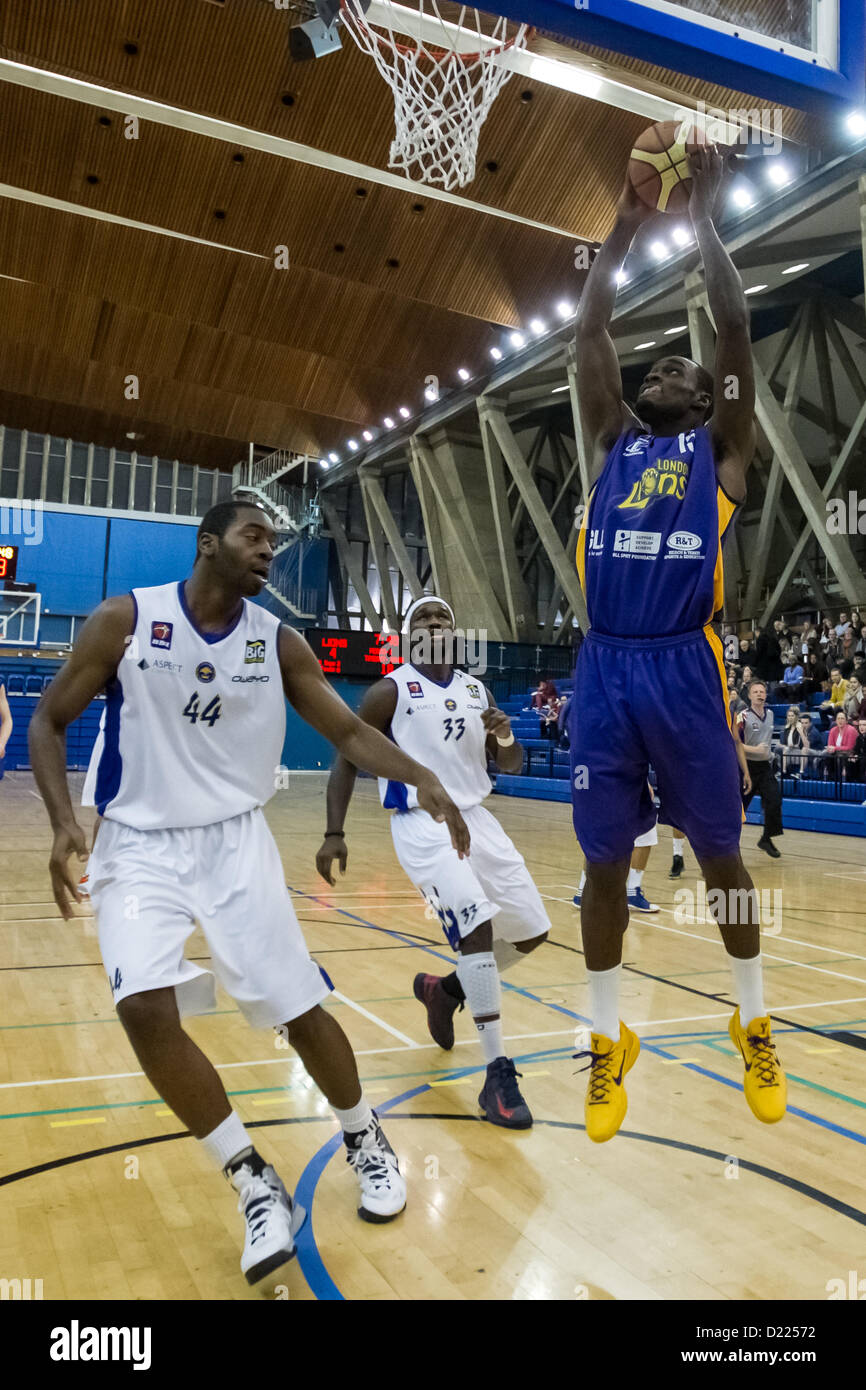 11.01.2013 Londra, Inghilterra. Londra British Lions avanti Tayo Ogedengbe (15) durante la British Basketball League Campionato di gioco tra Londra Lions e Cheshire Phoenix da Crystal Palace National Sports Center. Foto Stock