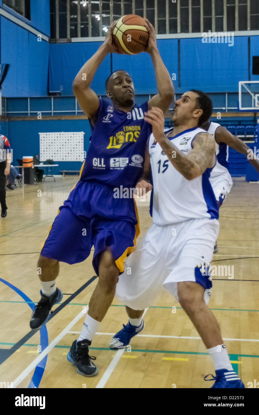 11.01.2013 Londra, Inghilterra. London Lions guardia britannica Perry Lawson (10) durante la British Basketball League Campionato di gioco tra Londra Lions e Cheshire Phoenix da Crystal Palace National Sports Center. Foto Stock