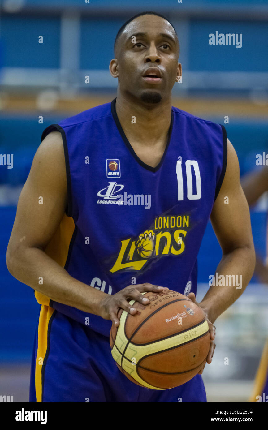 11.01.2013 Londra, Inghilterra. London Lions guardia britannica Perry Lawson (10) durante la British Basketball League Campionato di gioco tra Londra Lions e Cheshire Phoenix da Crystal Palace National Sports Center. Foto Stock