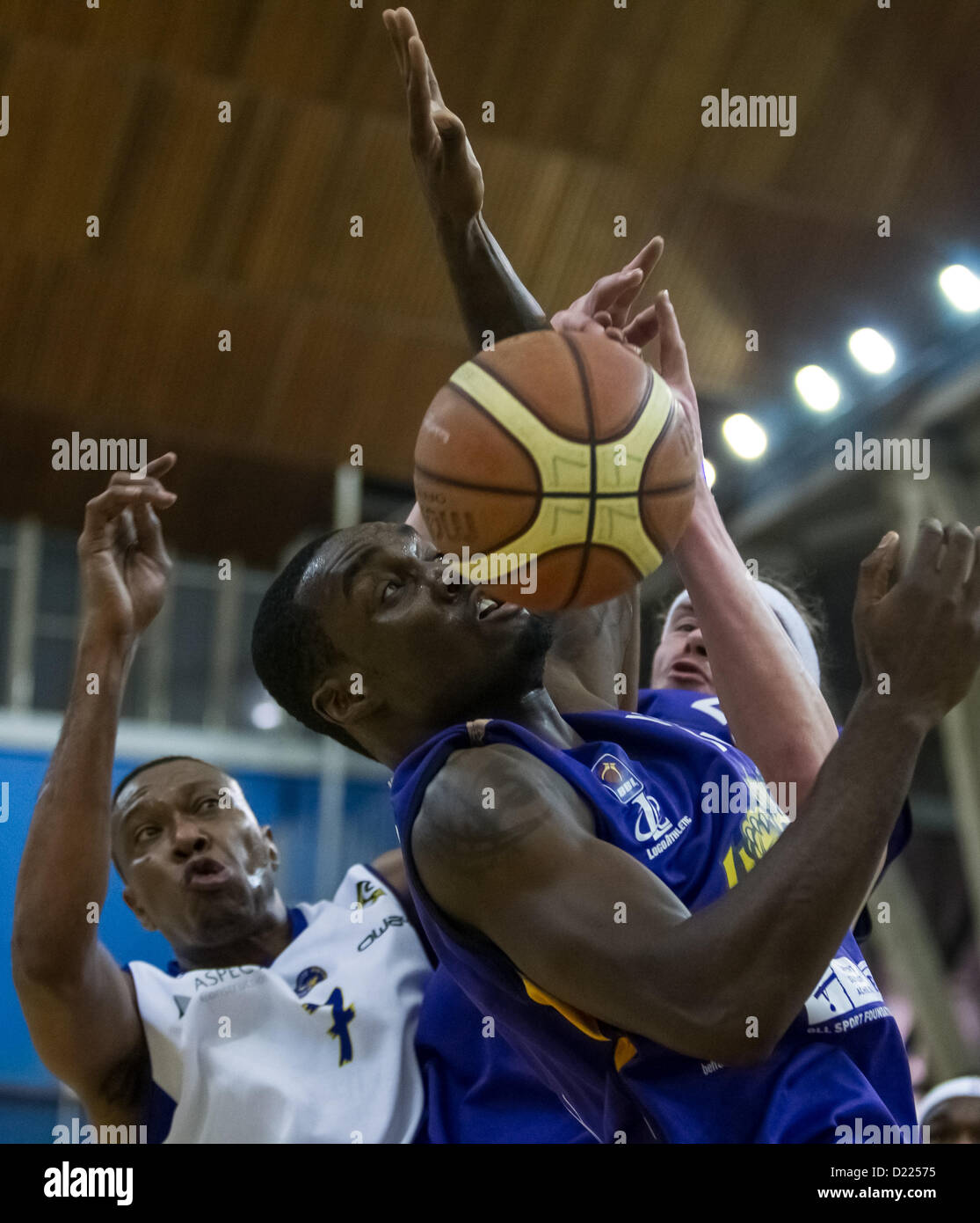 11.01.2013 Londra, Inghilterra. Londra British Lions avanti Tayo Ogedengbe (15) tussles con Cheshire Phoenix British avanti Shawn Myers (7) durante la British Basketball League Campionato di gioco tra Londra Lions e Cheshire Phoenix da Crystal Palace National Sports Center. Foto Stock