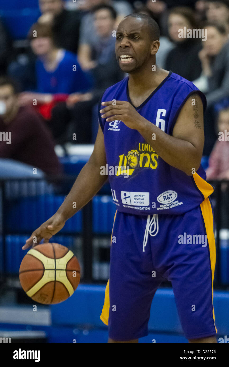 11.01.2013 Londra, Inghilterra. London Lions guardia British Junior Williams (6) durante la British Basketball League Campionato di gioco tra Londra Lions e Cheshire Phoenix da Crystal Palace National Sports Center. Foto Stock