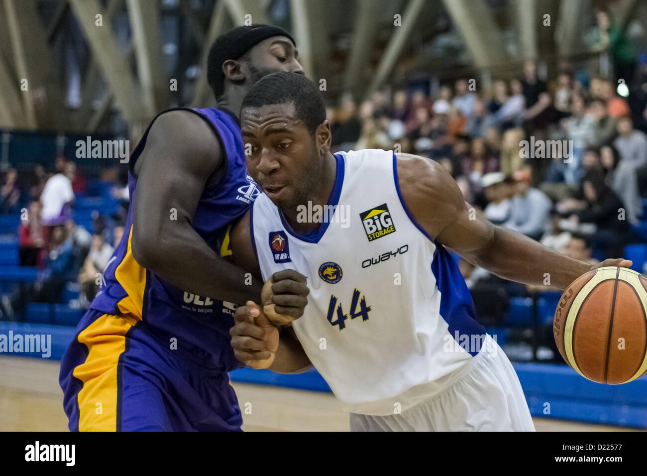 11.01.2013 Londra, Inghilterra. Cheshire Phoenix American center Alif blande (44) contestata da Londra British Lions avanti Benji Lawmann (9) durante la British Basketball League Campionato di gioco tra Londra Lions e Cheshire Phoenix da Crystal Palace National Sports Center. Foto Stock