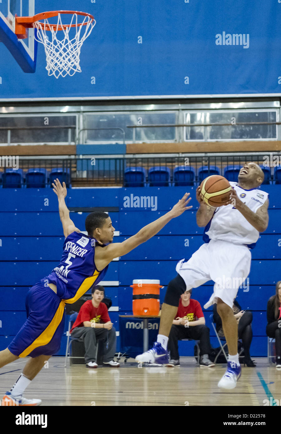 11.01.2013 Londra, Inghilterra. Cheshire Phoenix guardia americana Chez marchi (24) contestata da Londra Lions guardia British Jordan Spencer (5) durante la British Basketball League Campionato di gioco tra Londra Lions e Cheshire Phoenix da Crystal Palace National Sports Center. Foto Stock