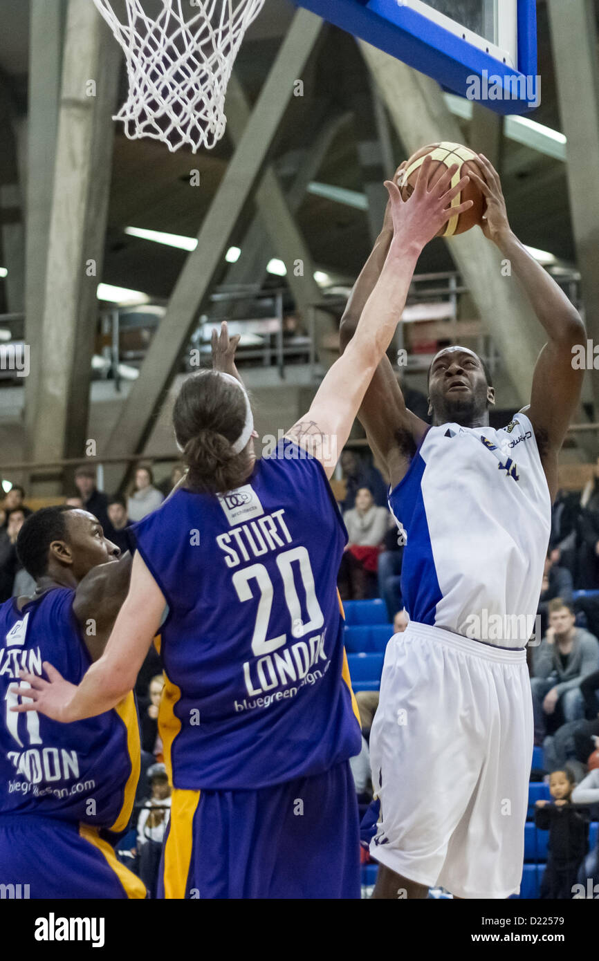 11.01.2013 Londra, Inghilterra. London Lions Australian avanti Adrien Sturt (20) blocchi Cheshire Phoenix British avanti Shawn Myers (7) durante la British Basketball League Campionato di gioco tra Londra Lions e Cheshire Phoenix da Crystal Palace National Sports Center. Foto Stock