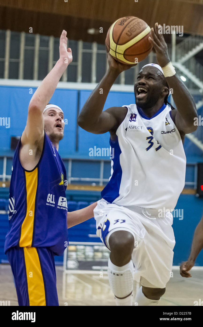 11.01.2013 Londra, Inghilterra. Cheshire Phoenix avanti americano Jerome Gumbs (33) oneri passato London Lions Australian avanti Adrien Sturt (20) durante la British Basketball League Campionato di gioco tra Londra Lions e Cheshire Phoenix da Crystal Palace National Sports Center. Foto Stock