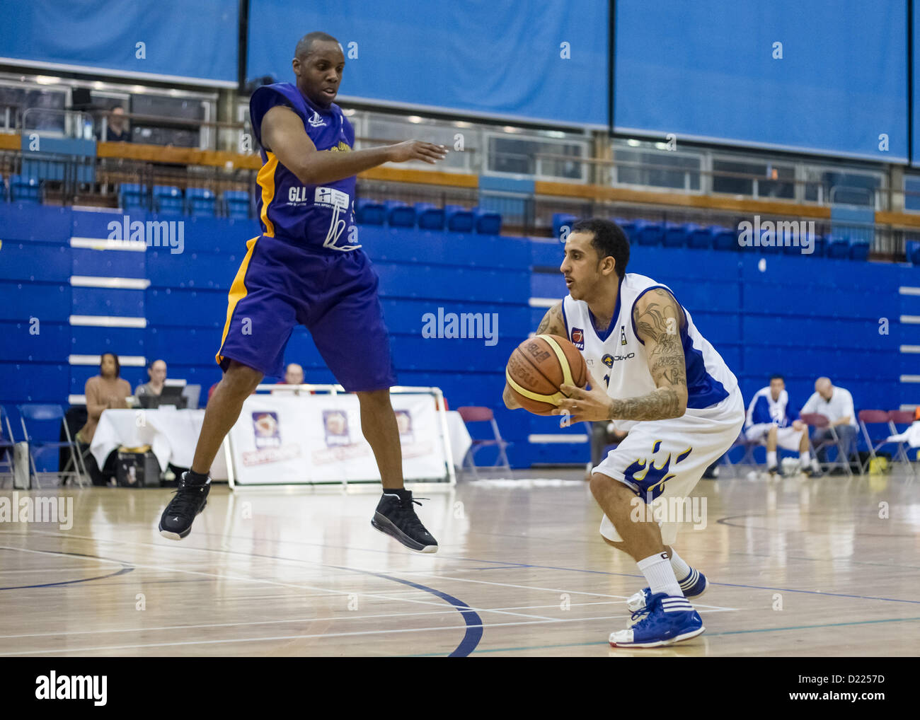 11.01.2013 Londra, Inghilterra. Cheshire Phoenix guardia americana Gabrielle Haskins (15) trucchi passato London Lions guardia British Junior Williams (6) durante la British Basketball League Campionato di gioco tra Londra Lions e Cheshire Phoenix da Crystal Palace National Sports Center. Foto Stock