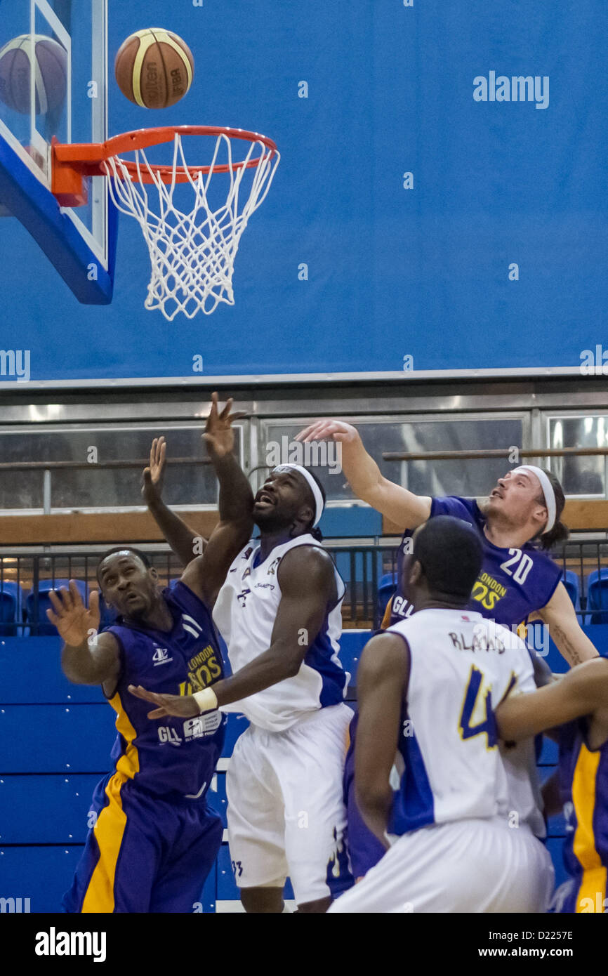 11.01.2013 Londra, Inghilterra. La congestione del traffico in vernice durante la British Basketball League Campionato di gioco tra Londra Lions e Cheshire Phoenix da Crystal Palace National Sports Center. Foto Stock