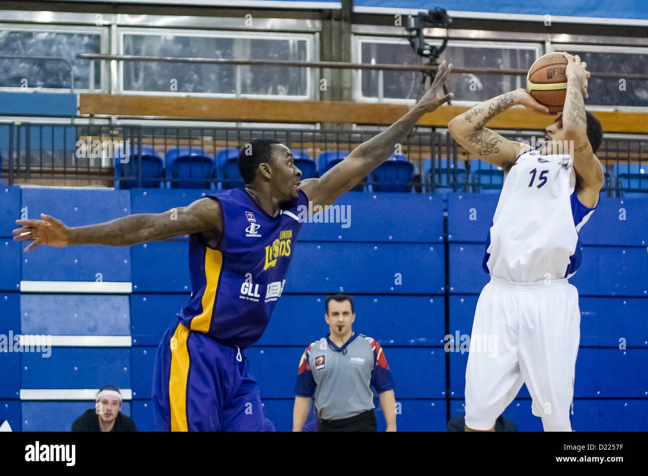11.01.2013 Londra, Inghilterra. Cheshire Phoenix guardia americana Gabrielle Haskins (15) riprese su Londra Lions avanti britannico Mike Martin (11) durante la British Basketball League Campionato di gioco tra Londra Lions e Cheshire Phoenix da Crystal Palace National Sports Center. Foto Stock