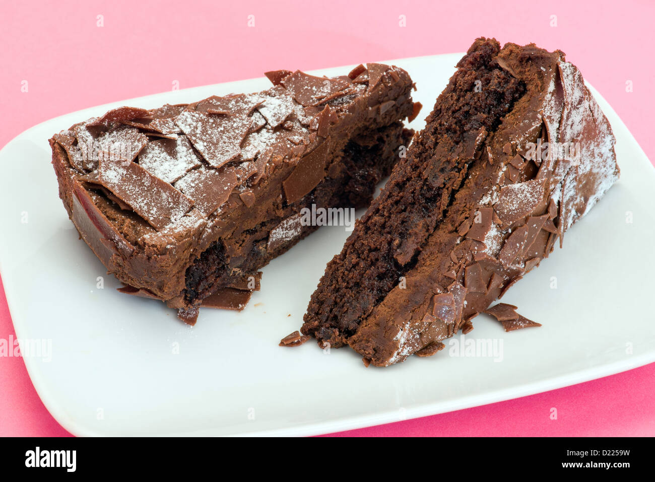 Fette di torta al cioccolato su una piastra bianca - studio shot Foto Stock