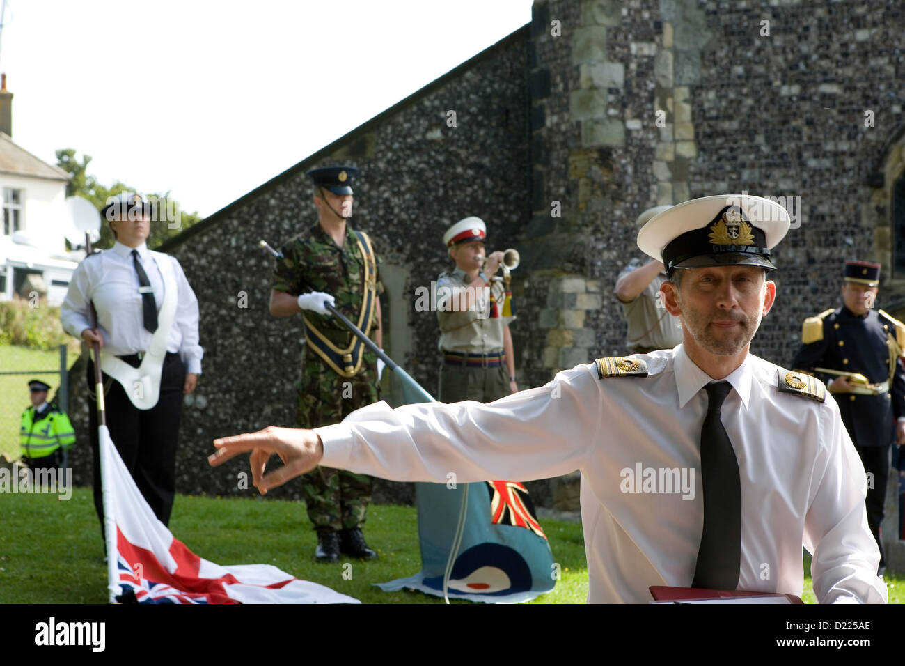 La Royal Navy Officer comandi e organizza i soldati prima di un funerale militare. in Brighton, Regno Unito. Foto Stock