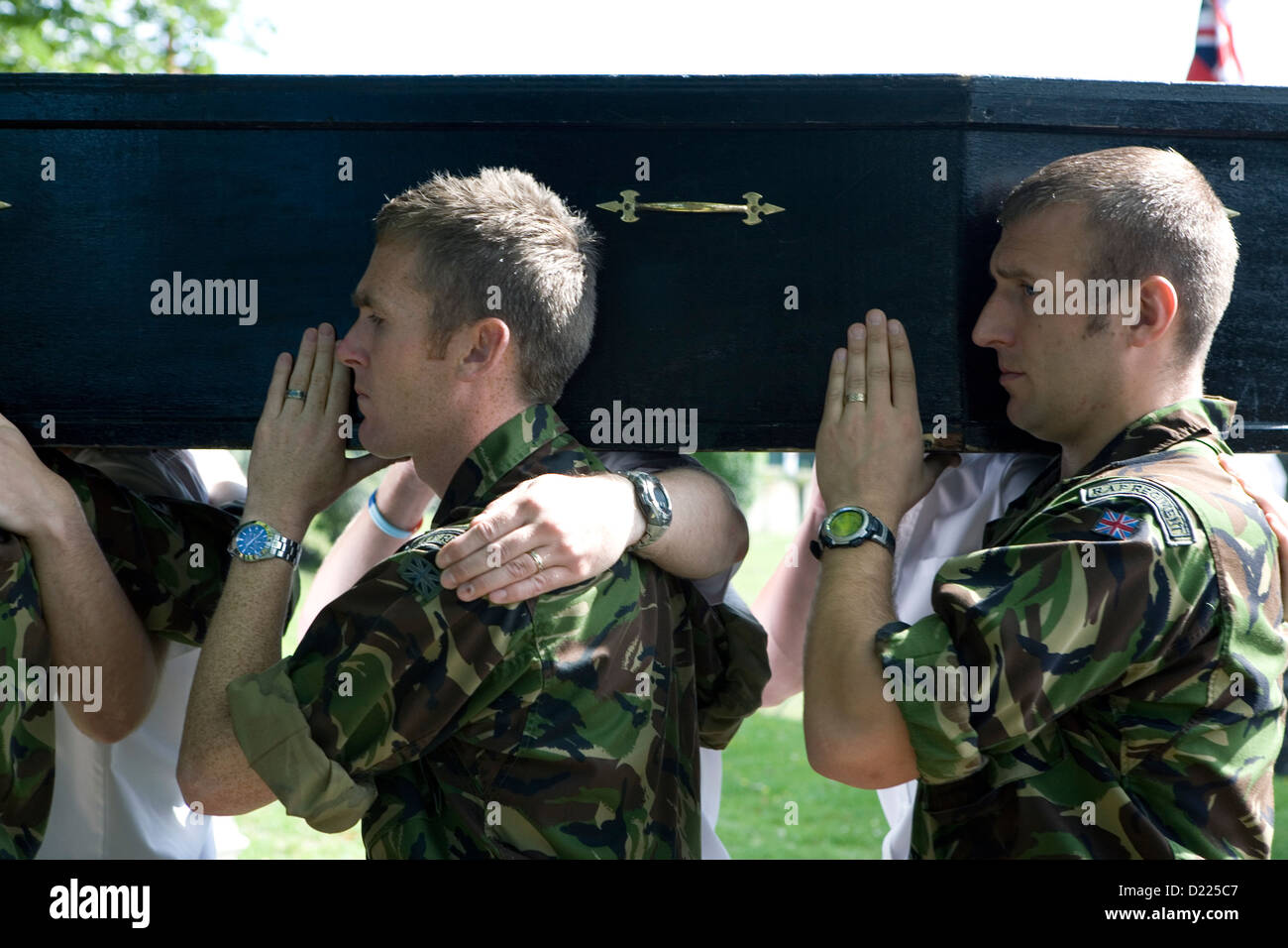 I soldati che trasportano un piano bara di legno a un funerale militare prove. Foto Stock