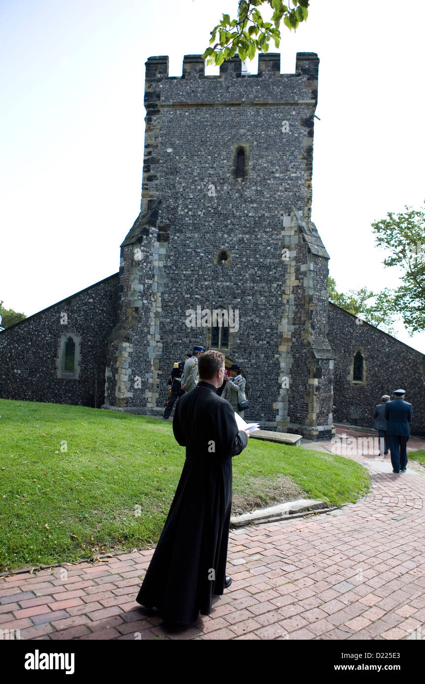 Persone in lutto per raggiungere a piedi la chiesa prima di un funerale militare. Foto Stock