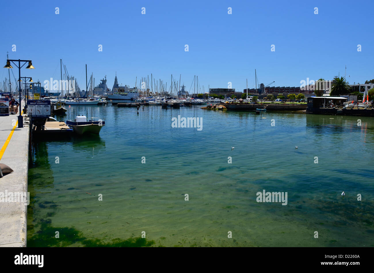 Foto dell'Africa,barche su acqua chiara a porto Foto Stock