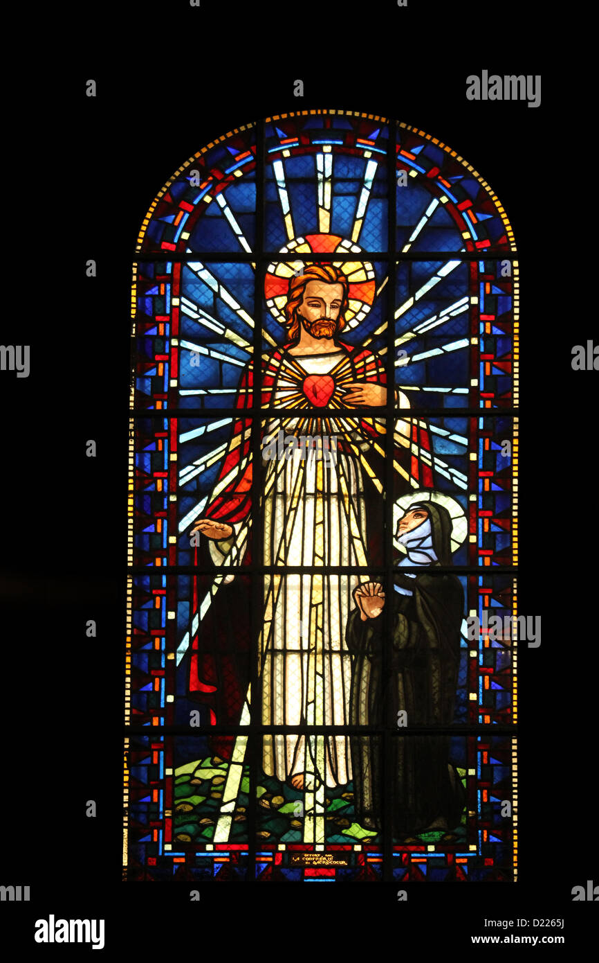 Sacro Cuore di Gesù e di santa Margherita Maria Alacoque, vetrate, la cattedrale di Notre-dame de Clignancourt chiesa, Parigi, Francia Foto Stock