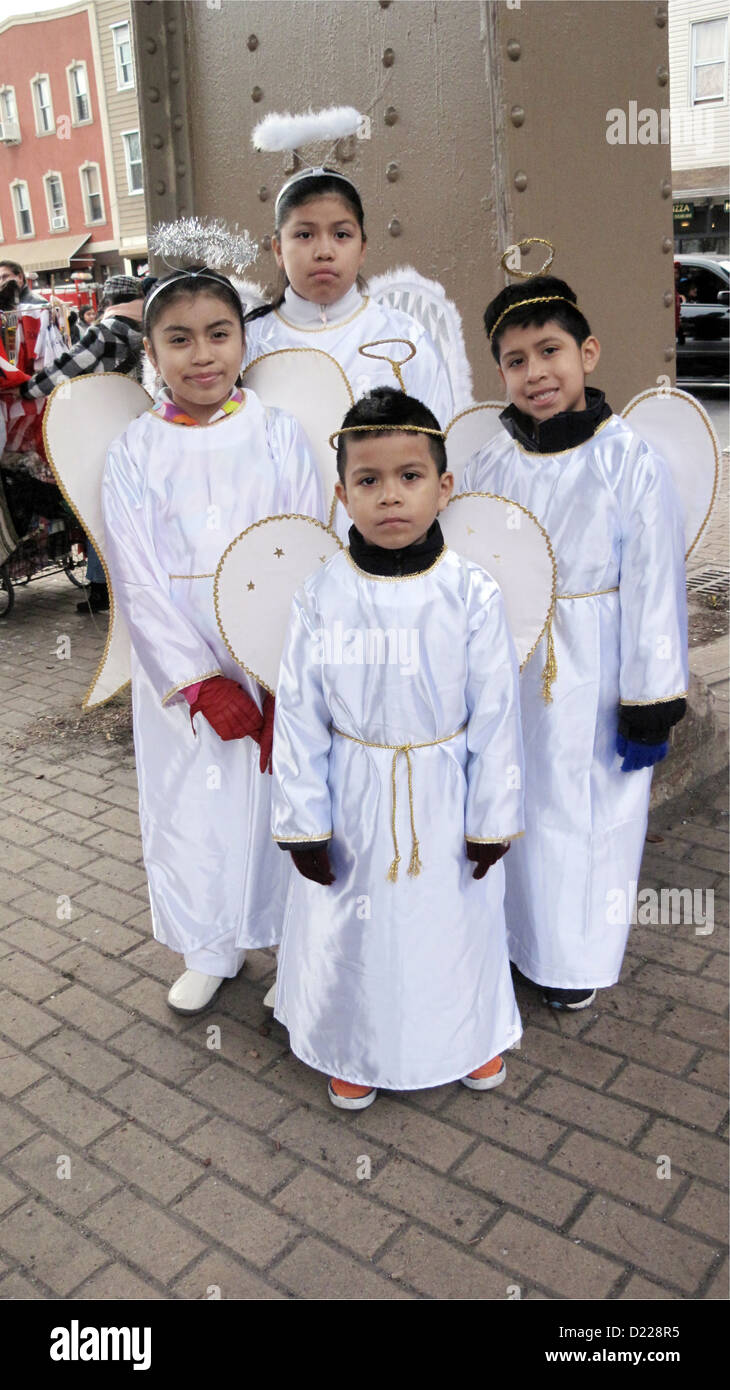 I tre Re Magi parata del giorno nella sezione Bushwick di Brooklyn in 2012. Parade partecipanti vestiti come angeli. Foto Stock