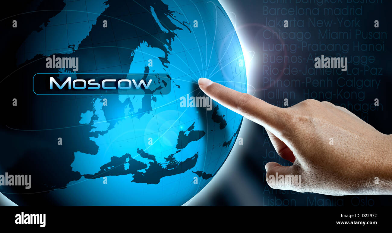 Un dito di donna il punto della città di Mosca, Russia su una mappa del mondo, alla scelta di una destinazione Foto Stock