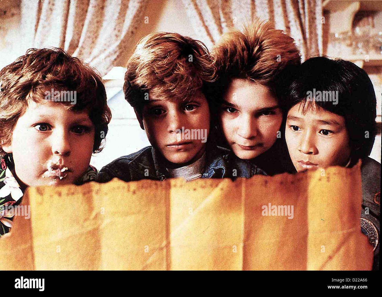 Die Goonies Goonies, Jeff Cohen, Sean Astin, Corey Feldman KE Huy Quan Chunk (Jeff Cohen,l), Mickey (Sean Astin,2vl), la bocca Foto Stock