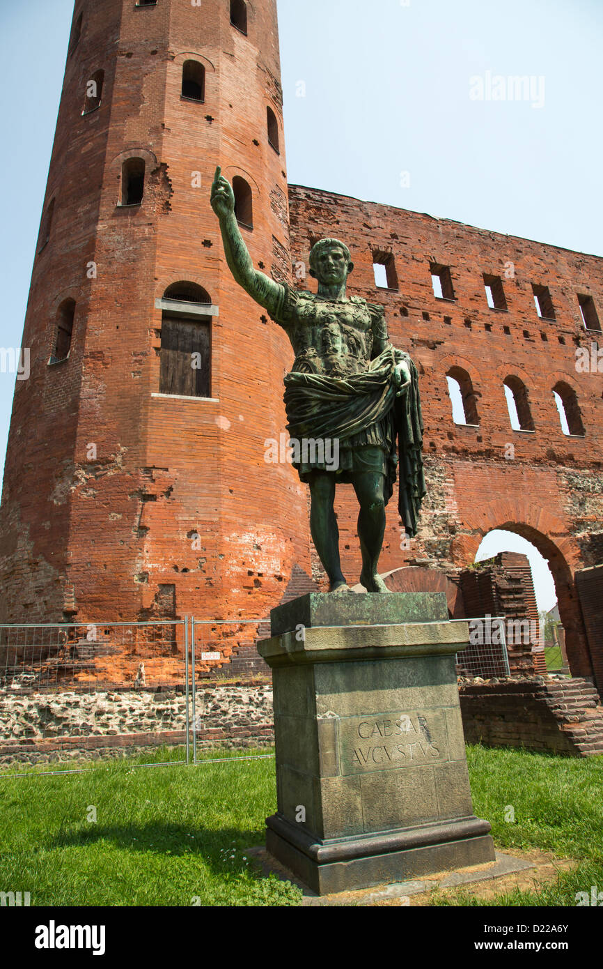 Una statua di Cesare Augusto nella parte anteriore della Porta Palatina che è parte delle rovine romane a Torino Italia che risalgono al 25BC. Foto Stock