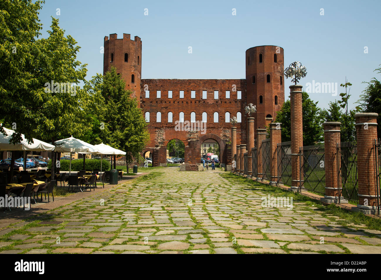Il Nord Porta Romana conosciuta come la Porta Palatina sono parte delle rovine romane a Torino Italia che risalgono al 25BC. Foto Stock