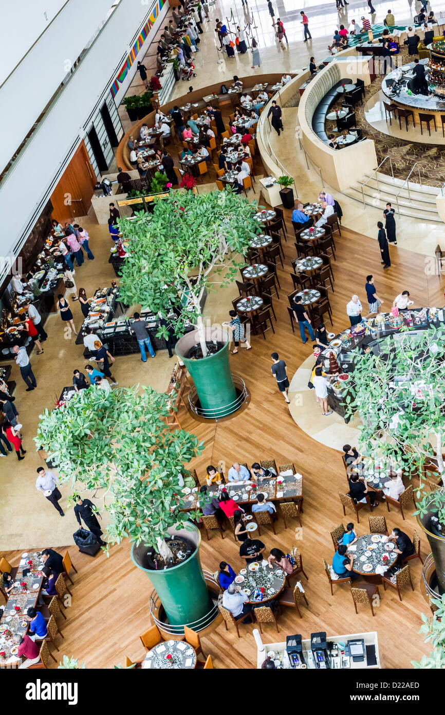 Vista interna che guarda il ristorante e le aree foyer Marina Bay Sands Hotel e Centro Espositivo di Singapore. Foto Stock