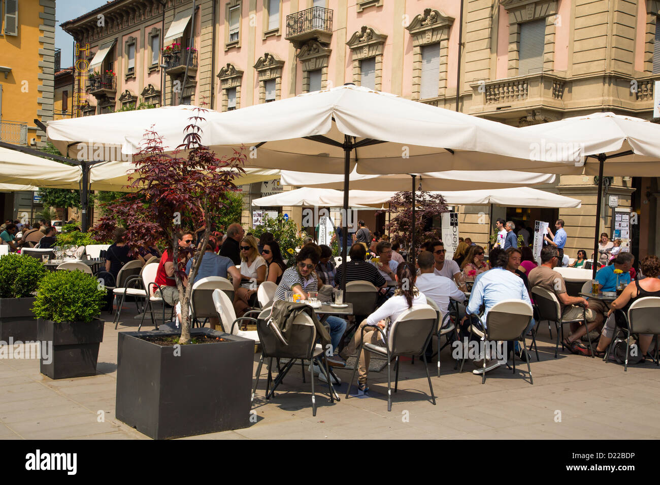 Outdoor cafe in Piazza Savona in Alba Italia Italy Foto Stock