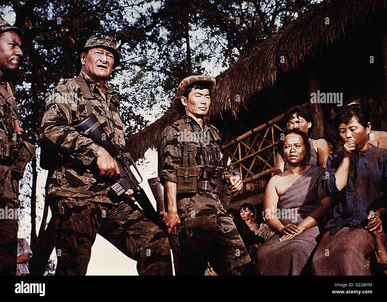 Die Gruenen Teufel berretti verdi, Raymond St. Jacques, John Wayne, George Takai Col. Mike Kirby (John Wayne,2vl), Doc McGee Foto Stock