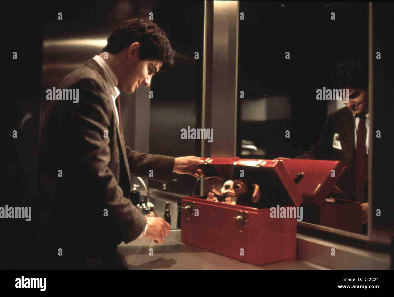 Gremlins Ii - Die Rueckkehr Der Kleinen Monster Gremlins 2 Zach Galligan Billy Peltzer (Zach Galligan) befreit sein Mogwai Foto Stock