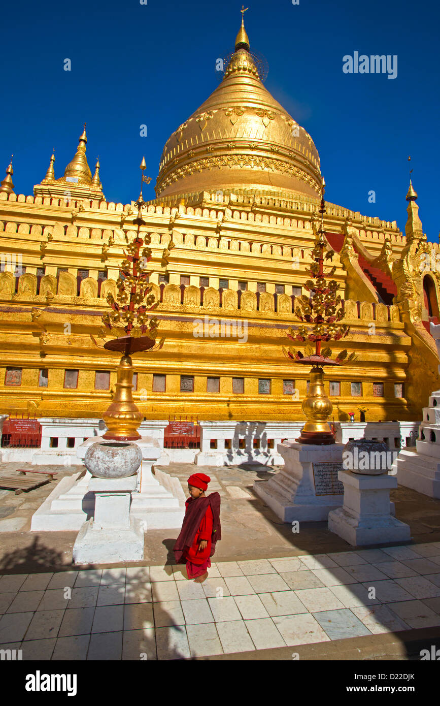 Un bambino cammina intorno alla Shwedagon pagoda in Myannmar. Foto Stock