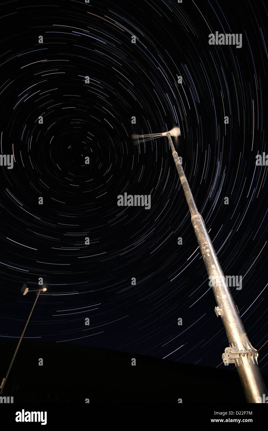 Turbine eoliche e piste stellari di notte, Orcadi Foto Stock