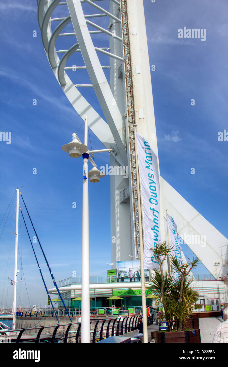 Una bella giornata di sole al Gunwharf Quays shopping center con la Spinnaker Tower che domina la scena. Portsmouth, Hampshire, Regno Unito Foto Stock