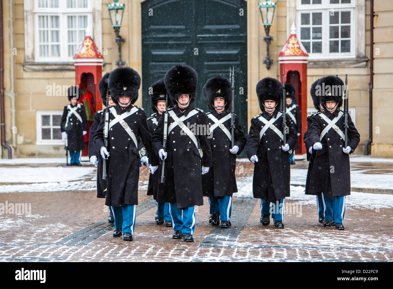 Danish Royal Guard, Royal Palace a Copenhagen. Modifica della cerimonia di guardia. D'inverno. Copenhagen, Danimarca, per l'Europa. Foto Stock