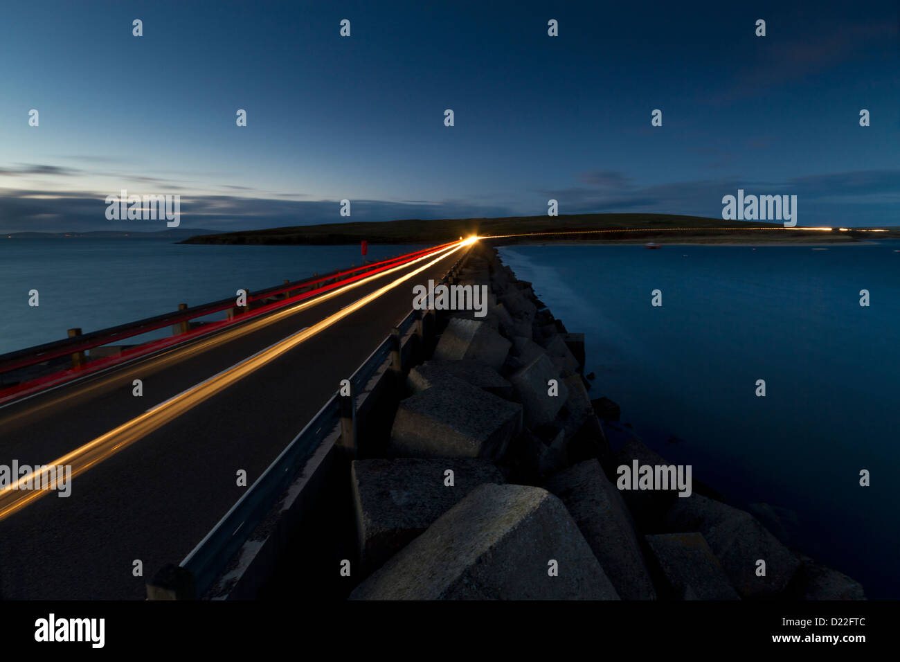 Sentieri di luce su Churchill barriere, Orkney Isles Foto Stock