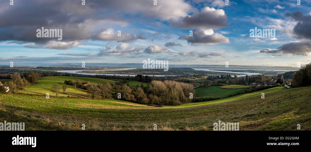 Lanca di curvatura nel fiume Severn vicino a Scandicci ha GLOUCESTERSHIRE in Inghilterra con COTSWOLD IN BACKGROUND REGNO UNITO Foto Stock