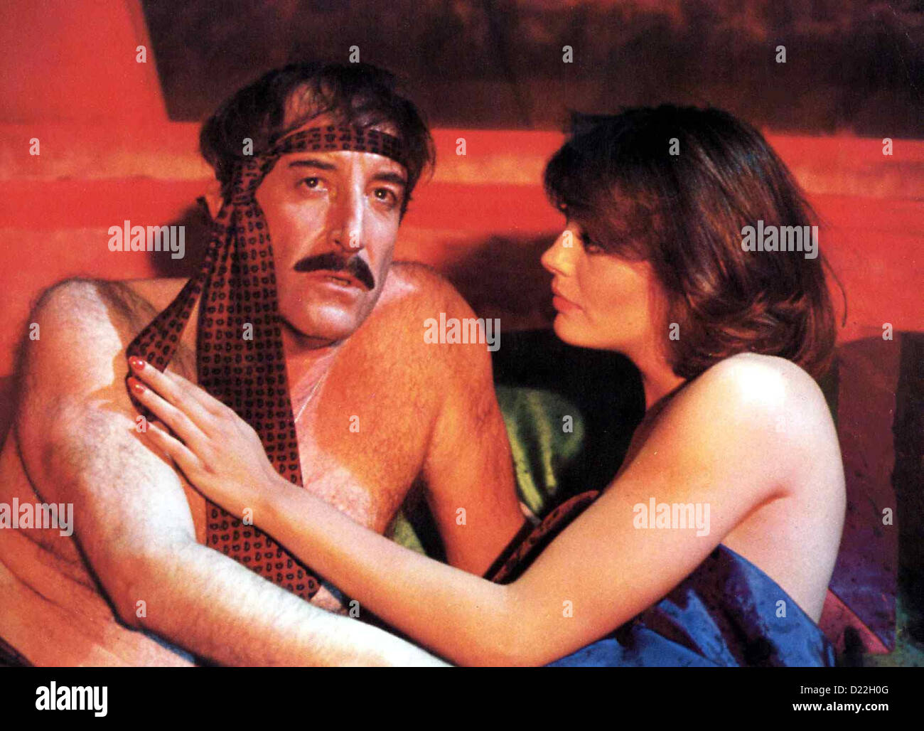 Inspektor Clouseau - Der Beste Mann Bei Interpol La Pantera Rosa colpisce ancora, Inspektor Clouseau (Peter Sellers), Olga (Leslie Foto Stock