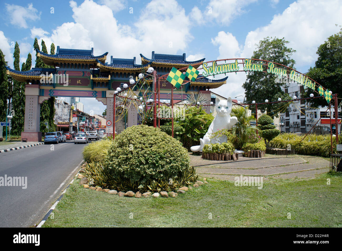 Arco e cat statua a Chinatown ingresso, Kuching, Sarawak Foto Stock
