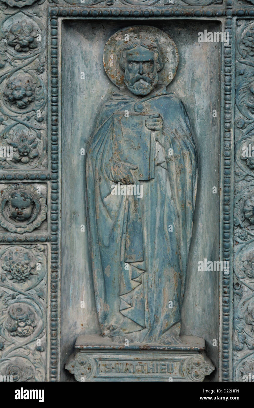 San Matteo, dettaglio della porta di Saint Vincent de Paul Church, Parigi Foto Stock