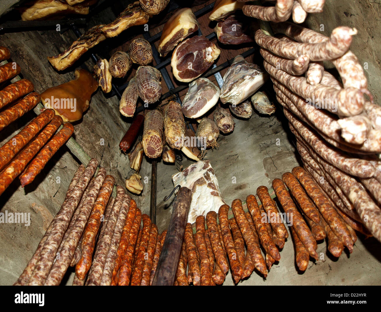 Tradizionale carne affumicata in casa di produzione Foto Stock